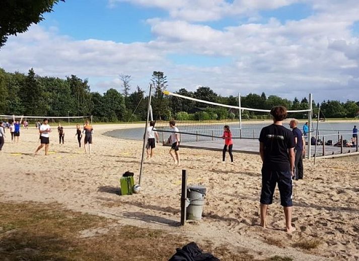 Chalet Beach Home in Eindhoven met zonnig terras en tuin, perfect voor ontspanning in de Kempen, Noord Brabant.