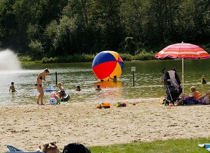 Chalet Beach Home in Eindhoven met zonnig terras en tuin, perfect voor ontspanning in de Kempen, Noord Brabant.