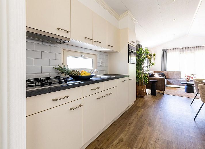 Geniet van de zonnige veranda bij White Lodge vakantiehuis in Veldhoven, Kempen, Noord Brabant.