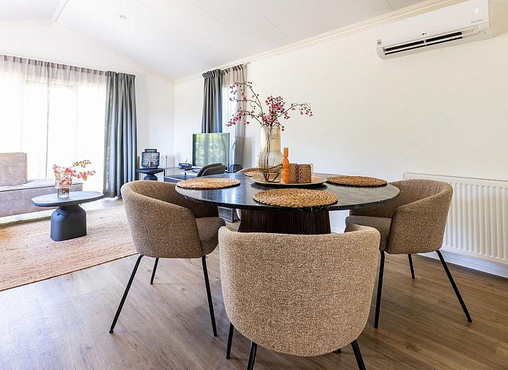 Geniet van de zonnige veranda bij White Lodge vakantiehuis in Veldhoven, Kempen, Noord Brabant.