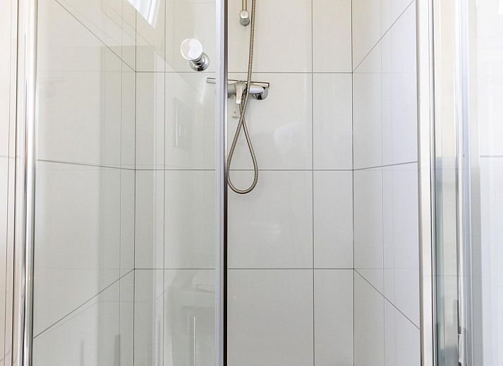 Buiten dineren op het terras van White Lodge vakantiehuis in Veldhoven, Kempen, Noord Brabant.