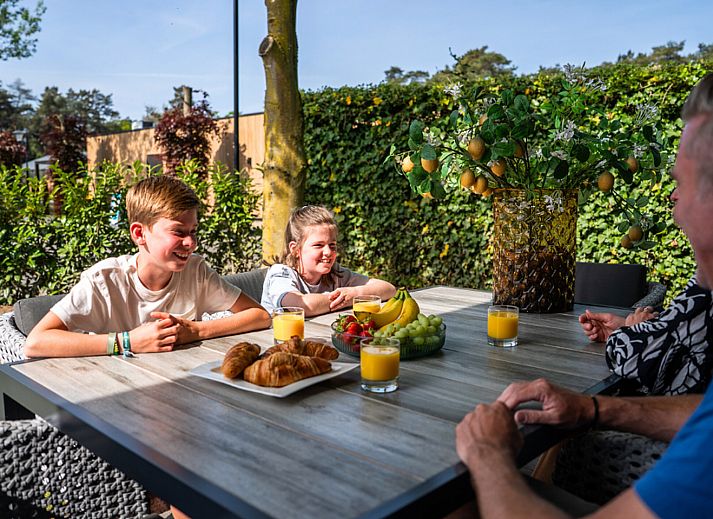 Moderne keuken in White Lodge vakantiehuis, Veldhoven, Kempen, Noord Brabant.
