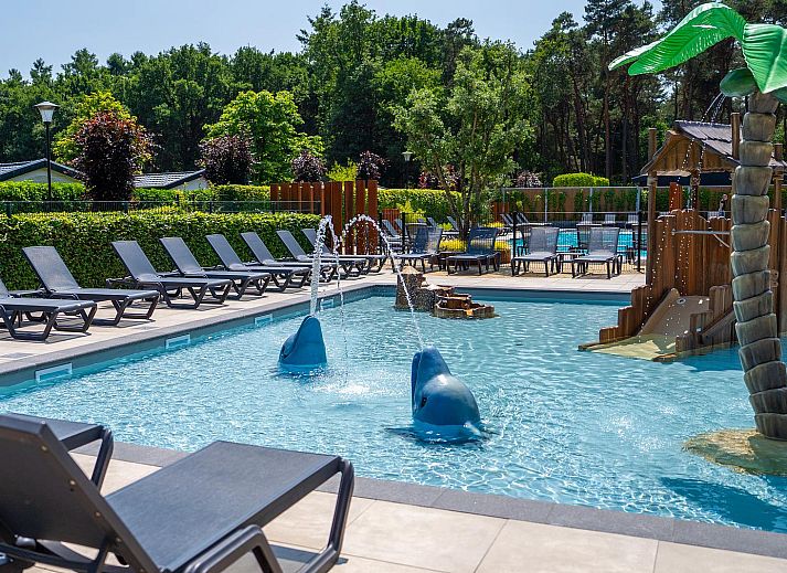 Eetkamer en keuken in Watervilla Deluxe, een modern vakantiehuis voor 4 personen in Veldhoven, Kempen, Noord Brabant.