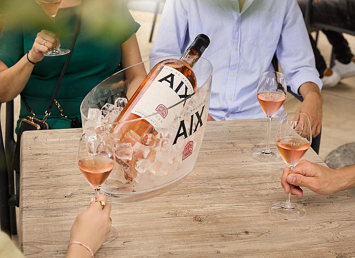 Gezellige woonkamer in Watervilla Luxe Veldhoven, Noord Brabant, met comfortabele bank.