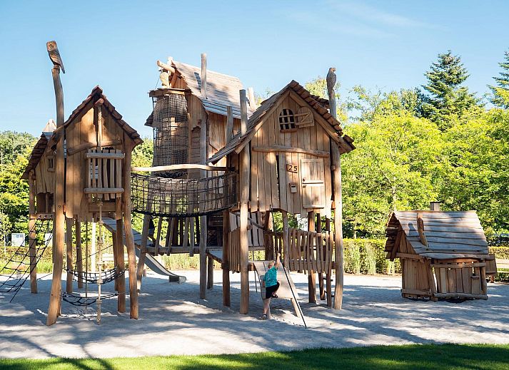 Open living space in Wood Lodge Waterkant, Veldhoven, with designer furniture and colorful accents.