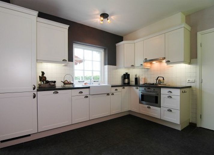 Gezellige woonkamer in De Kipmulder vakantiehuis, Bladel, Kempen. Comfortabele zitruimte met landelijke charme in Noord Brabant.