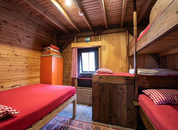 Gezellige binnenruimte met houtkachel in Huisje in Bladel, vakantiehuis in Noord Brabant.