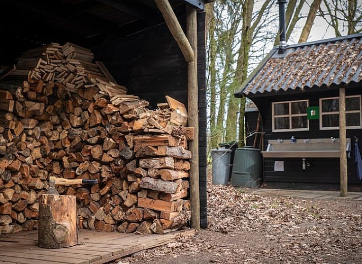 Gezellige binnenruimte met houtkachel in Huisje in Bladel, vakantiehuis in Noord Brabant.