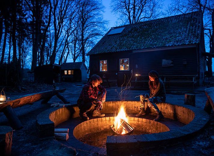 Gezellige binnenruimte met houtkachel in Huisje in Bladel, vakantiehuis in Noord Brabant.