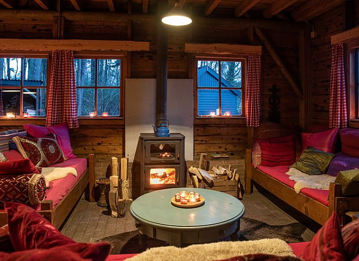 Huisje in Bladel, koken bij de houtkachel in een vakantiehuis in Kempen.