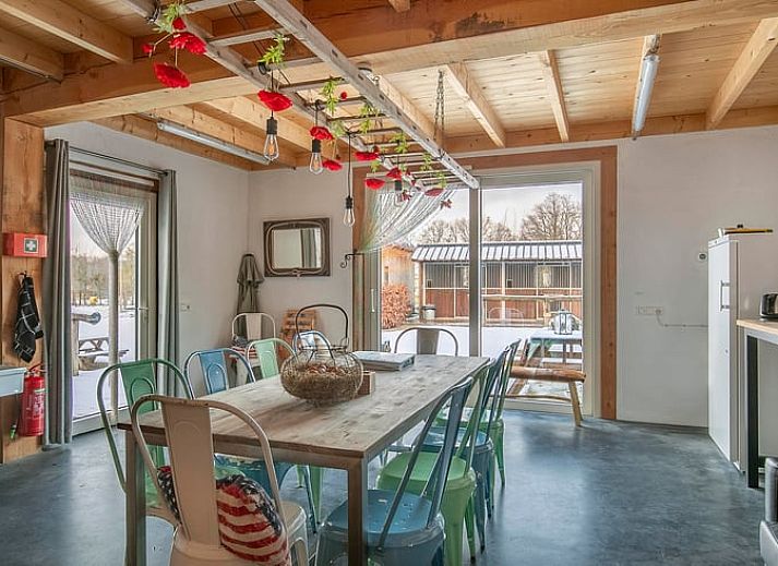Cottage in Eersel, Ferienhaus in den Kempen, Nordbrabant, mit charmanter Holzfassade und einladender Terrasse.
