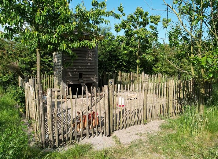 Gemuetliche Sitzecke mit amerikanischer Flagge im Huisje in Eersel, einem Ferienhaus in den Kempen, Nordbrabant.