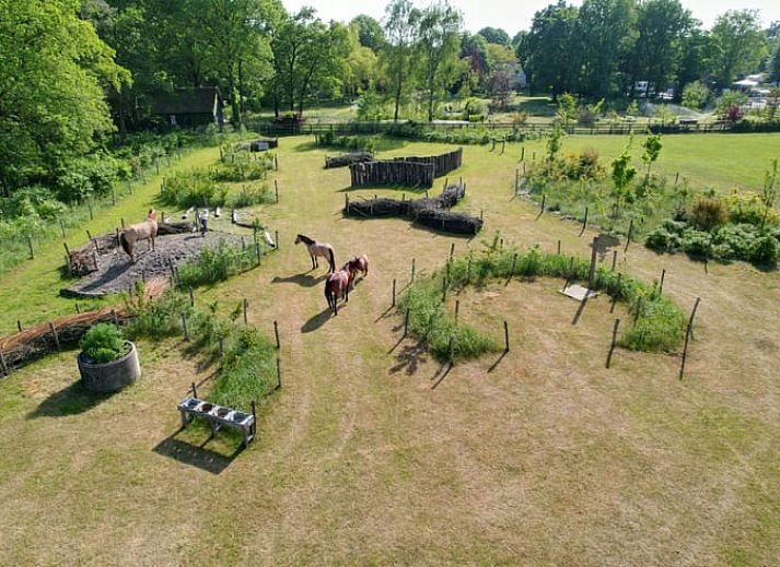 Gemuetliche Sitzecke mit amerikanischer Flagge im Huisje in Eersel, einem Ferienhaus in den Kempen, Nordbrabant.