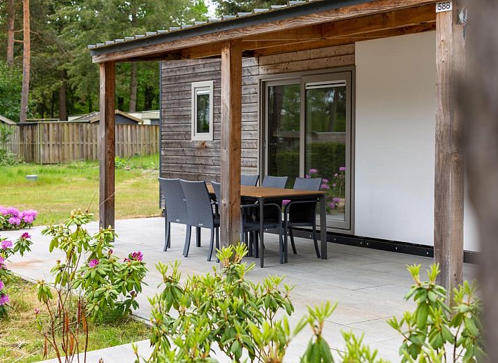 Woodlodge XL 588 chalet in Vessem, Kempen met moderne veranda en bloeiende tuin.