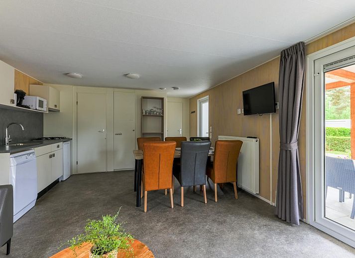 Gezellig terras bij Woodlodge XL 588 in Vessem, Noord Brabant met houten afwerking.