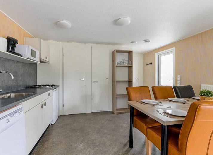 Gezellig terras bij Woodlodge XL 588 in Vessem, Noord Brabant met houten afwerking.