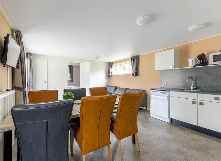 Gezellig terras bij Woodlodge XL 588 in Vessem, Noord Brabant met houten afwerking.