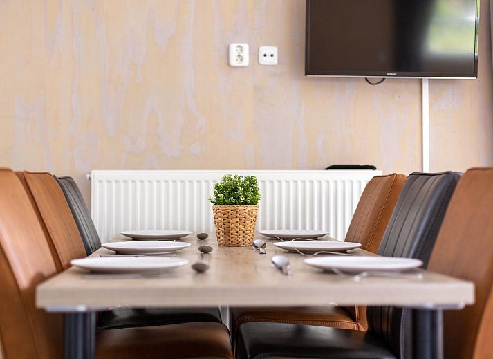 Gezellig terras bij Woodlodge XL 588 in Vessem, Noord Brabant met houten afwerking.