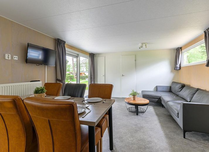 Gezellig terras bij Woodlodge XL 588 in Vessem, Noord Brabant met houten afwerking.