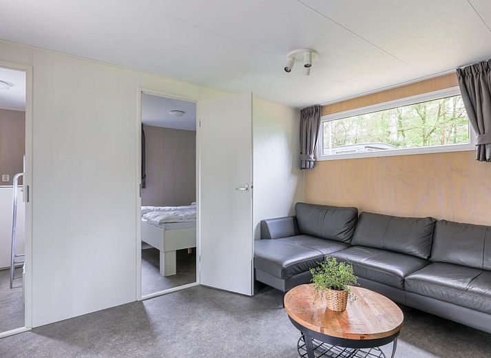 Rustieke omgeving van Woodlodge XL 588 in Vessem, omgeven door natuur en bloemen.