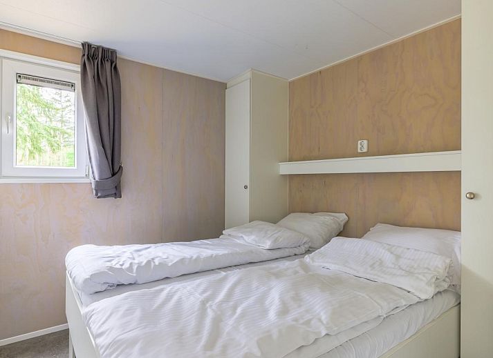 Rustieke omgeving van Woodlodge XL 588 in Vessem, omgeven door natuur en bloemen.