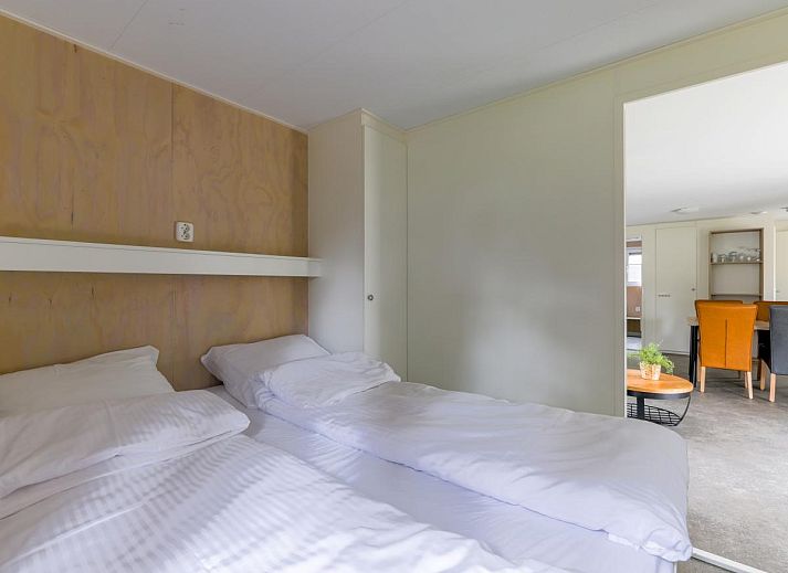 Rustieke omgeving van Woodlodge XL 588 in Vessem, omgeven door natuur en bloemen.