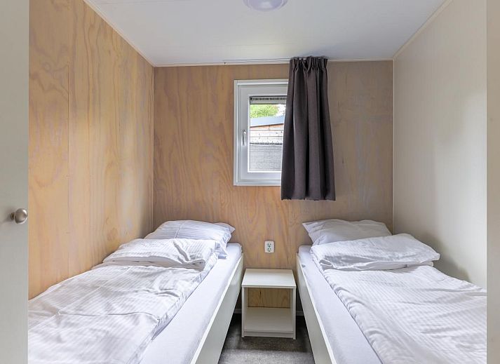 Rustieke omgeving van Woodlodge XL 588 in Vessem, omgeven door natuur en bloemen.