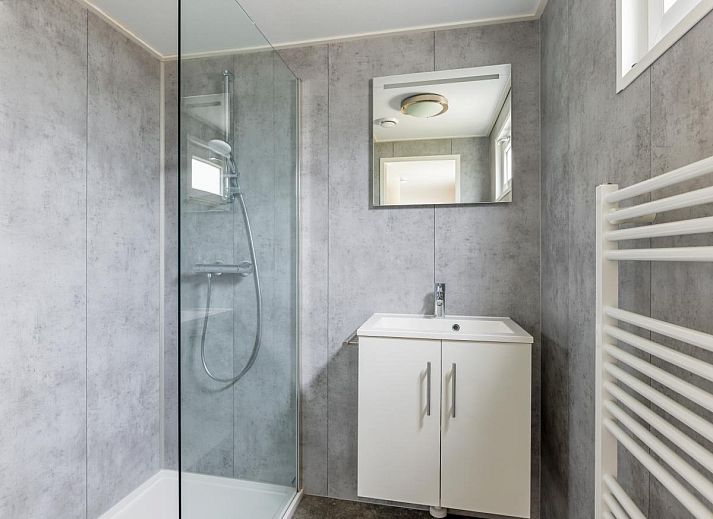 Stijlvolle binnenruimte van Woodlodge XL 588 chalet in Vessem met comfortabele zithoek.