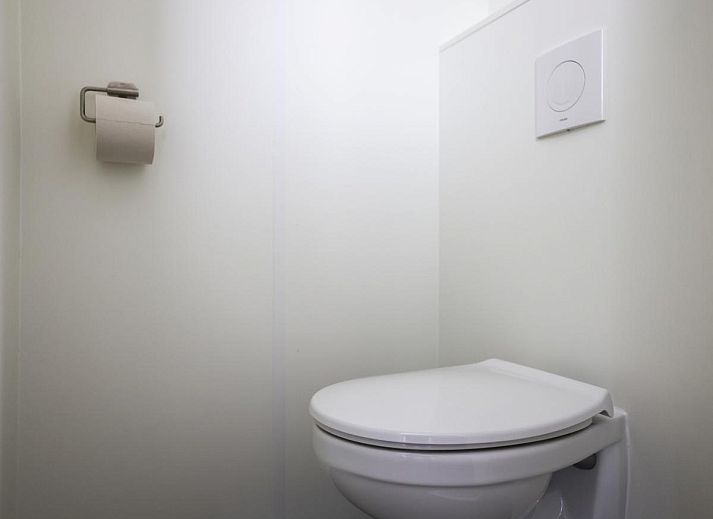 Stijlvolle binnenruimte van Woodlodge XL 588 chalet in Vessem met comfortabele zithoek.