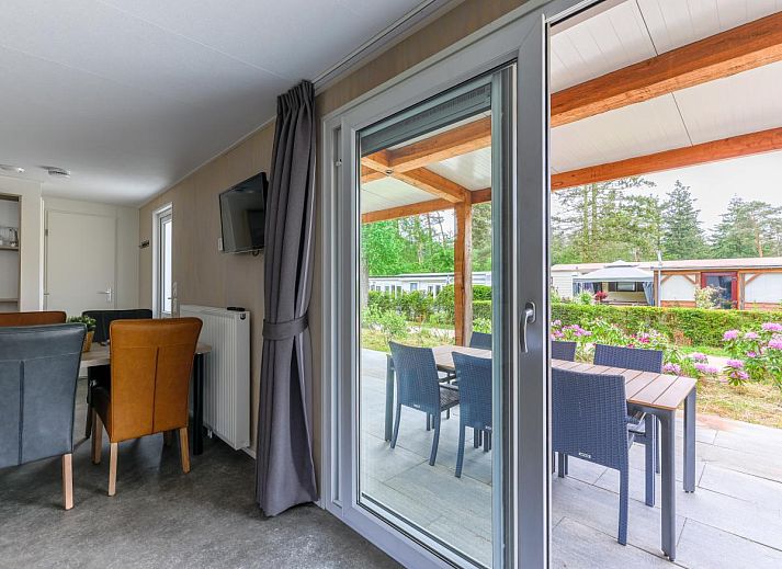 Stijlvolle binnenruimte van Woodlodge XL 588 chalet in Vessem met comfortabele zithoek.