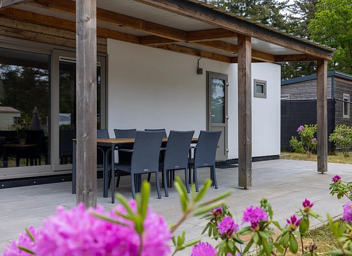 Stijlvolle binnenruimte van Woodlodge XL 588 chalet in Vessem met comfortabele zithoek.
