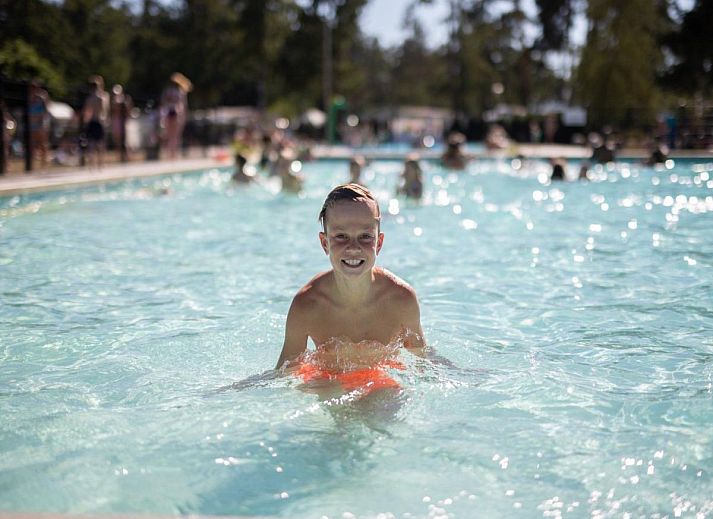 Knusse zithoek in Woodlodge XL 588 in Vessem, Kempen met moderne inrichting.