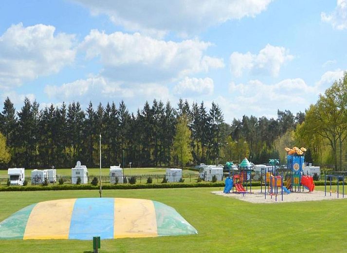 Knusse zithoek in Woodlodge XL 588 in Vessem, Kempen met moderne inrichting.