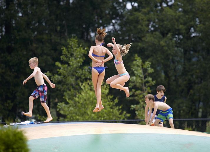 Knusse zithoek in Woodlodge XL 588 in Vessem, Kempen met moderne inrichting.