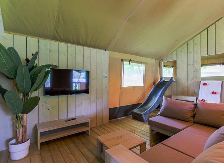 Safaritent 7 in Vessem, Kempen, Noord Brabant met ruime veranda en groene omgeving voor ultieme glamping ervaring.