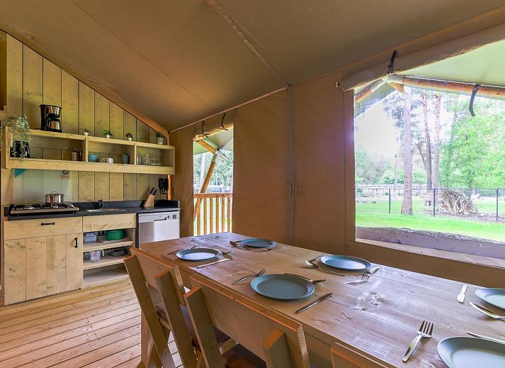 Safaritent 7 in Vessem, Kempen, Noord Brabant met veranda en groene omgeving, ideaal voor een glamping ervaring in de natuur.