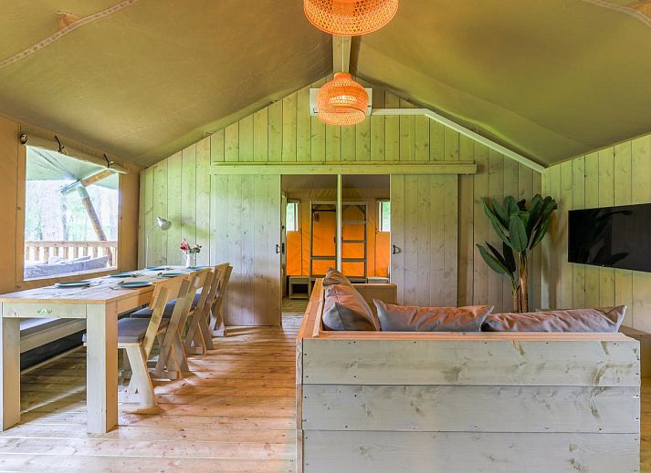 Safaritent 7 in Vessem, Kempen, Noord Brabant met veranda en groene omgeving, ideaal voor een glamping ervaring in de natuur.