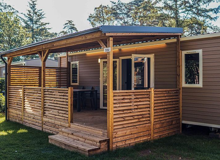 Geniet van het zwembadplezier bij Timber-Lodge, een chalet in Vessem, Kempen, Noord Brabant, omgeven door prachtige natuur.