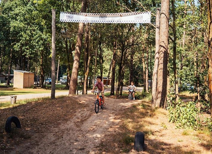 Geniet van waterpret bij Timber-Lodge in Vessem, Kempen. Perfecte plek voor een gezinsvakantie in een gezellige chalet in Noord Brabant.