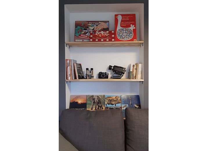 Sonnenuntergang durch das Fenster im Ferienhaus in Soerendonk, beruhigende Aussicht.