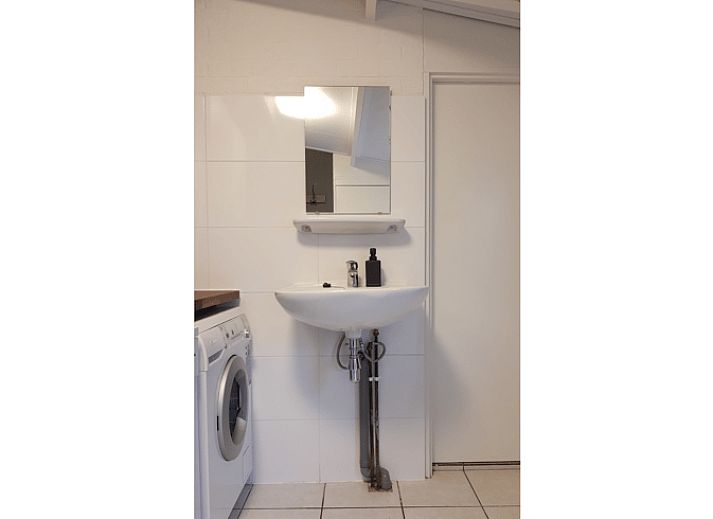 Sonnenuntergang durch das Fenster im Ferienhaus in Soerendonk, beruhigende Aussicht.