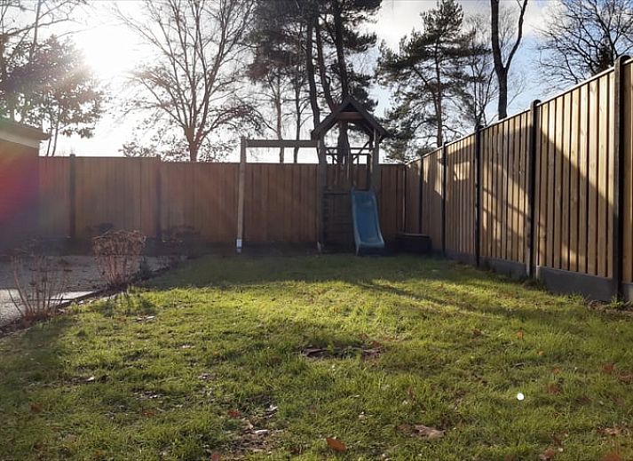 Sonnenuntergang durch das Fenster im Ferienhaus in Soerendonk, beruhigende Aussicht.