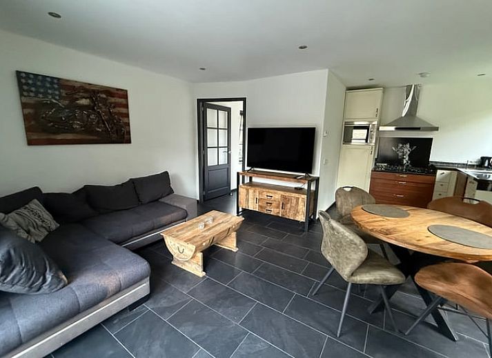 Geraeumige Terrasse am Ferienhaus in Luyksgestel, Ferienhaus in Kempen, Nordbrabant, mit modernem Garten und bequemen Sitzgelegenheiten.