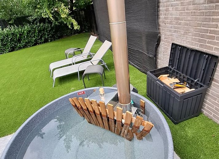 Geraeumige Terrasse am Ferienhaus in Luyksgestel, Ferienhaus in Kempen, Nordbrabant, mit modernem Garten und bequemen Sitzgelegenheiten.