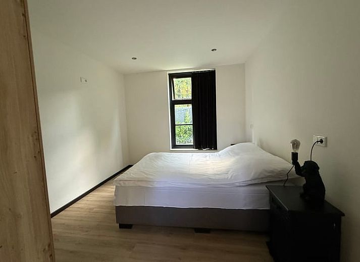 Geraeumige Terrasse am Ferienhaus in Luyksgestel, Ferienhaus in Kempen, Nordbrabant, mit modernem Garten und bequemen Sitzgelegenheiten.