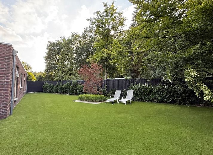 Geraeumige Terrasse am Ferienhaus in Luyksgestel, Ferienhaus in Kempen, Nordbrabant, mit modernem Garten und bequemen Sitzgelegenheiten.