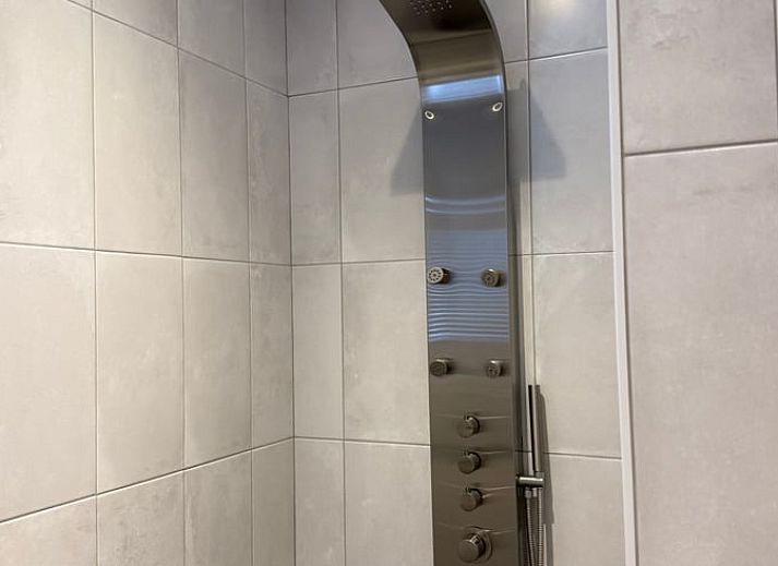 Gemuetliches Wohnzimmer in Cottage in Luyksgestel, Ferienhaus in Luyksgestel, mit bequemem Sofa und Essecke.