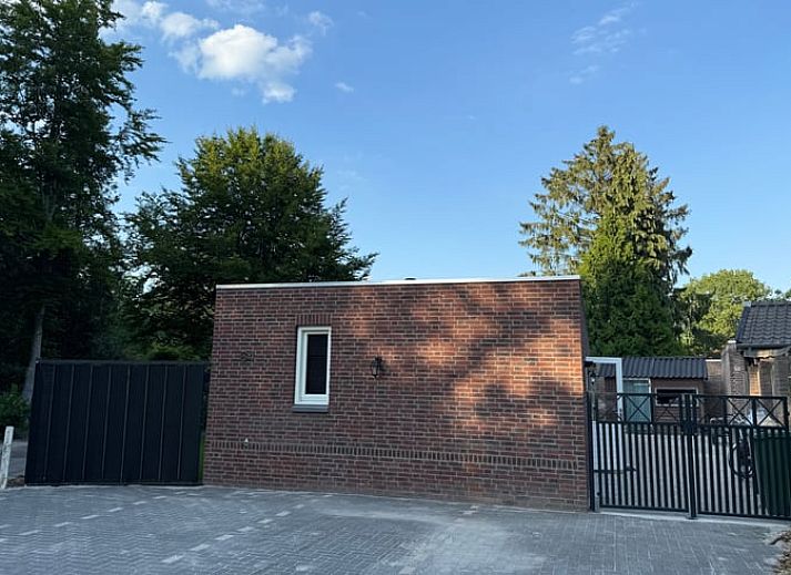 Gemuetliches Wohnzimmer in Cottage in Luyksgestel, Ferienhaus in Luyksgestel, mit bequemem Sofa und Essecke.