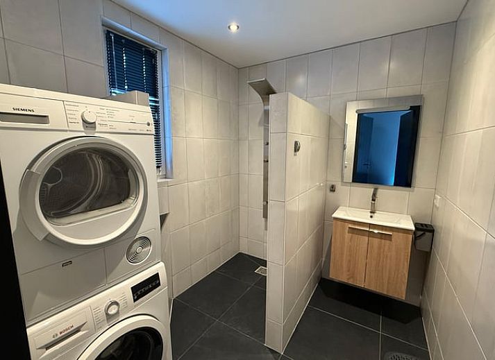 Gemuetliches Wohnzimmer in Cottage in Luyksgestel, Ferienhaus in Luyksgestel, mit bequemem Sofa und Essecke.