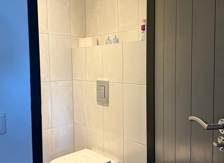 Entspannen Sie sich im Garten von Cottage in Luyksgestel, einem Ferienhaus in Kempen, mit Liegestuehlen und einem modernen Whirlpool.